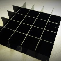 Plastiko gaminiai - prekių eksponavimo lentyna pagaminita iš 5 mm storio, juodos spalvos Plexiglas® stiklo